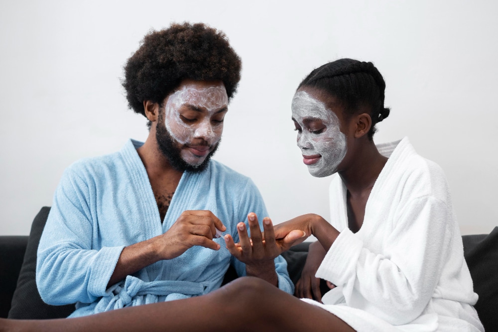 7 romantiska saker att göra med sin partner 2025 4 Romantiska saker a man and woman with facial mask on their face