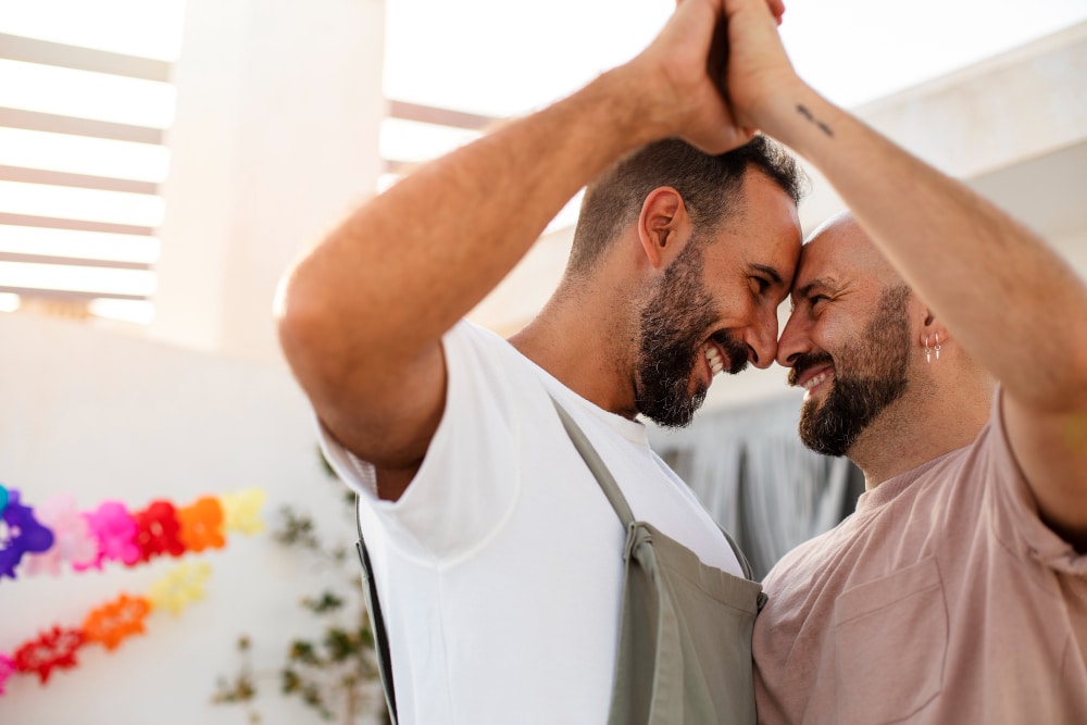 7 romantiska saker att göra med sin partner 2025 5 Romantiska saker med partner sexleksaker 2025 billigt two men holding hands together