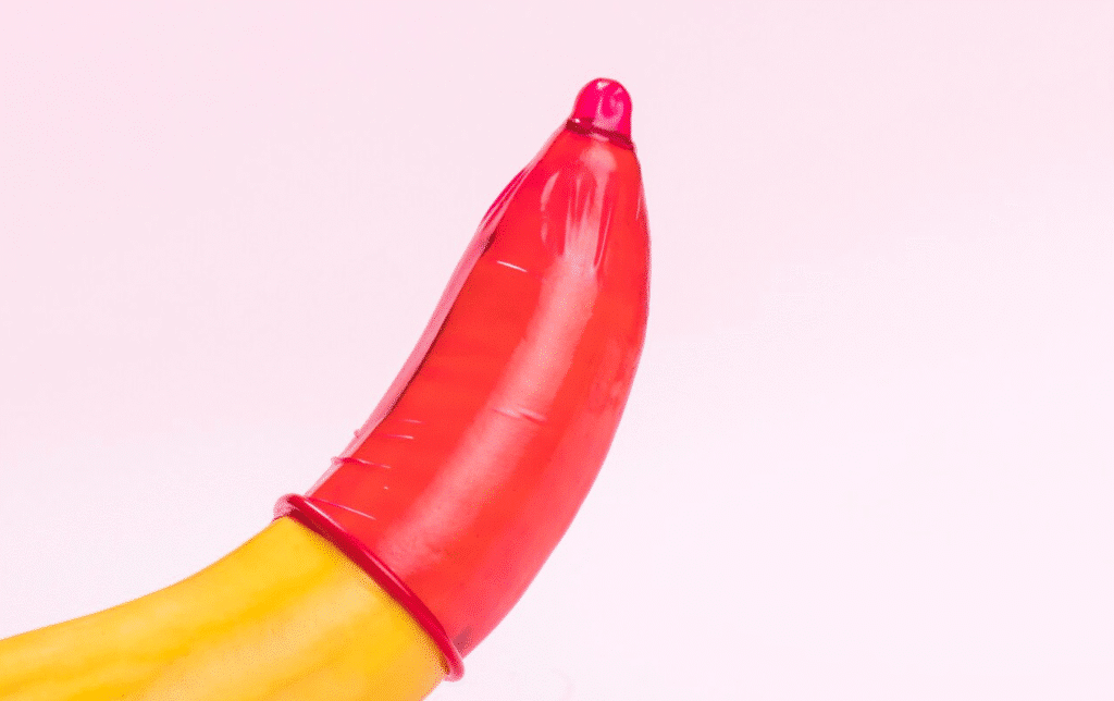 sexleksaker dildo kondom sti könssjukdomar a banana with a condom on it