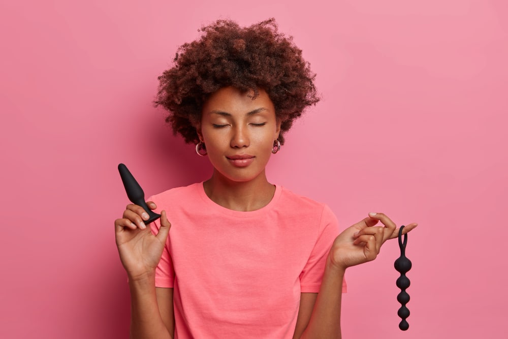 Så väljer du rätt sexleksak för dig 2 A woman holding a toy and a buttplug sexleksak dildo vibrator anal sexleksaker sex toys vuxen sinful